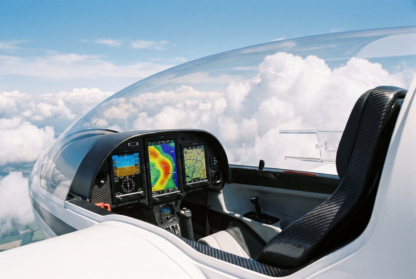 Modernes Segelflug-Cockpit mit Flugrechner und Glasinstrumenten
